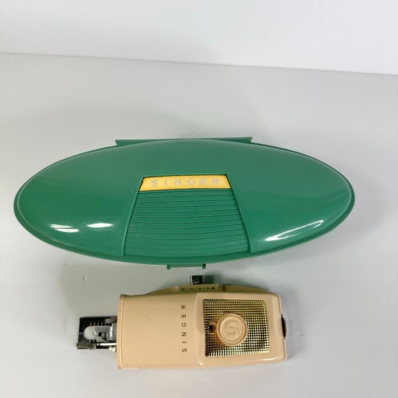 Singer Buttonholer in Case with Cams - Picture 1 of 16